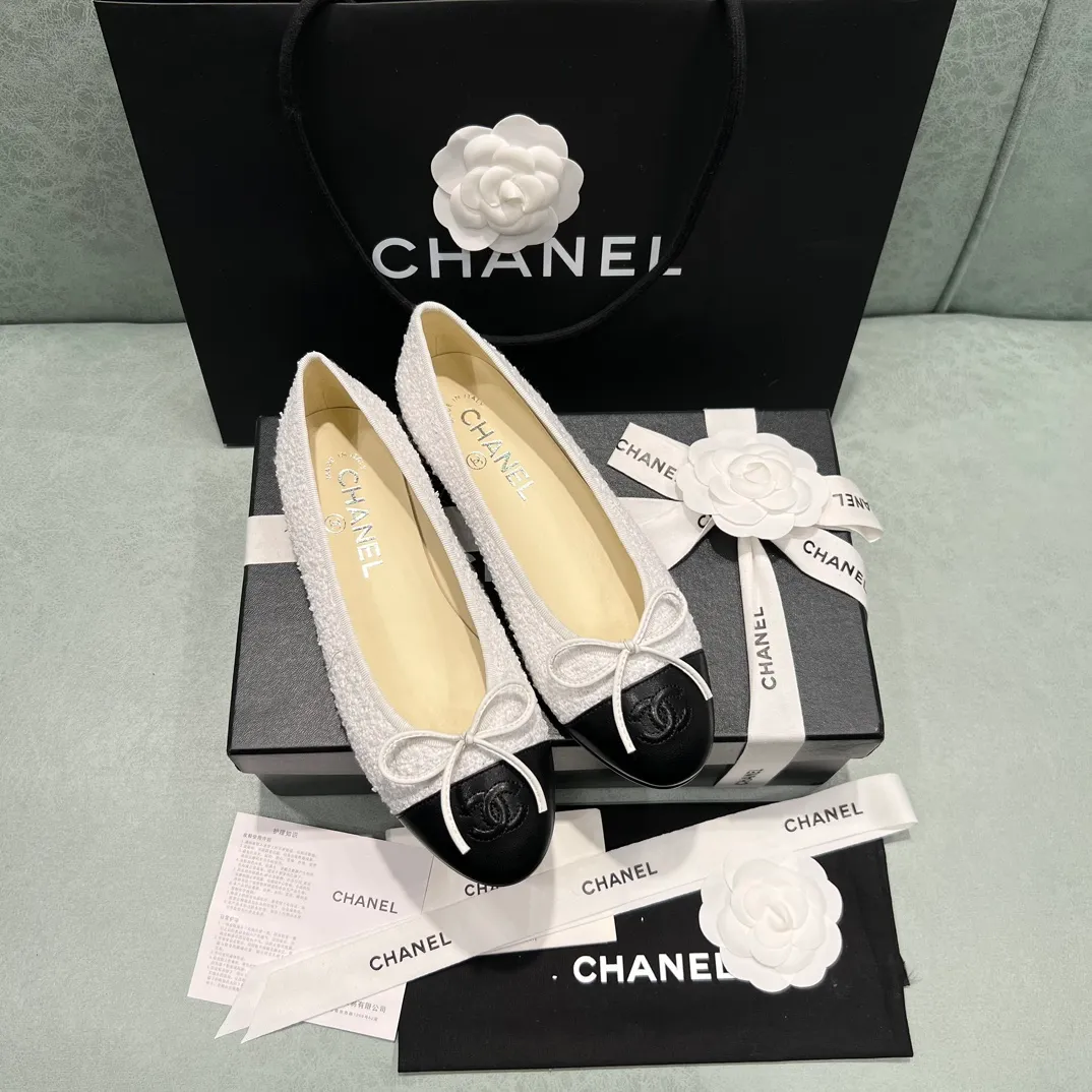 👟👟Ex-factory price👟👟Ex-factory price 440👟👟 Women's shoes, women's clothing, Chanel shoes that are always being upgraded~ 2021ss top version HK overseas purchasing original cut into 1:1 Chanel classic bow round toe ballet shoes There are not many good quality, so you can really go in and out of the counter without pressure Regardless of the last shape, leather selection, or manufacturing process, they are all genuine craftsmanship and very sophisticated. ◾️Fabric: Mixed sheepskin imported from Italy ◾️Lining: Imported sheepskin (sweat-absorbent and soft) ◾️Sole: Italian special A-grade genuine leather sole (not ordinary thin sole in the market) ◾️Size: 35-39 [34 40 41 42 43 customization is not returnable]